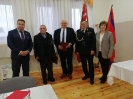 W dniu 16 października br. w&nbsp; remizo-świetlicy Ochotniczej Straży Pożarnej w&nbsp;Wąsach  odbył się Zjazd Oddziału Miejsko-Gminnego Związku Ochotniczych Straży Pożarnych  RP w&nbsp;Kałuszynie. Zjazd podsumował pięcioletnią działalność Oddziału Miejsko-Gminnego Związku OSP RP, dokonał wyboru nowego Zarządu Oddziału Miejsko-Gminnego, Komisji Rewizyjnej oraz Delegatów na Zjazd Oddziału Powiatowego ZOSP RP. W&nbsp;Zjeździe uczestniczyli delegaci i&nbsp;przedstawiciele ze wszystkich jednostek Ochotniczych Straży Pożarnych z&nbsp;terenu miasta i&nbsp;gminy Kałuszyn  oraz zaproszeni goście.  Otwarcia  obrad Zjazdu, powitania uczestników oraz zaproszonych gości dokonał prezes ustępującego Zarządu Oddziału Piotr Olszewski. Chwilą ciszy uczczono pamięć  działaczy Związku, zmarłych w&nbsp;okresie od poprzedniego zjazdu. Gośćmi zjazdu byli:  	Arkadiusz Czyżewski - Burmistrz Kałuszyna 	Bryg. Krzysztof Komorowski - Komendant Powiatowy Państwowej Straży Pożarnej w&nbsp;Mińsku Mazowieckim 	Bogusław Michalczyk - Przewodniczący Rady Miejskiej w&nbsp;Kałuszynie 	Ks. Jerzy Skłucki	Proboszcz Parafii pw. WNMP w&nbsp;Kałuszynie 	Sławomir Strupiechowski	Z-ca Przewodniczącego Komisji  Porządku i&nbsp;Bezpieczeństwa  Publicznego Rady Miejskiej  	Barbara  Mroczek 	Sołtys wsi Wąsy Na przewodniczącego obrad wybrany został Piotr Olszewski, na sekretarza Henryka Sęktas.   Sprawozdanie z&nbsp;działalności Zarządu  złożył dh Adam Kaczmarczyk – Komendant Gminny, sprawozdanie z&nbsp;działalności Komisji Rewizyjnej Oddziału – dh Andrzej Milewski. Podczas Zjazdu Pan Arkadiusz Czyżewski – Burmistrz Kałuszyna i&nbsp;Dh Piotr Olszewski - Prezes Zarządu Miejsko-Gminnego wręczyli  podziękowania dla wieloletniego Prezesa OSP w&nbsp;Wąsach- dh Stanisława Komorowskiego   oraz dla  Prezesa OSP w&nbsp;Nowych Groszkach, członka Zarządu Oddziału Miejsko-Gminnego -  dh Stanisława Jacaka w&nbsp;   związku z&nbsp; rezygnacją z&nbsp;pełnienia funkcji Prezesów w&nbsp;macierzystych jednostkach. Pan Burmistrz i&nbsp;dh Robert Gałązka – Wiceprezes Zarządu Oddziału podziękowali za pracę dotychczasowemu Prezesowi Zarządu Oddziału dh Piotrowi Olszewskiemu w&nbsp;związku z&nbsp;jego  rezygnacją z&nbsp;dalszej   pracy w&nbsp;Oddziale Miejsko-Gminnym Związku. W&nbsp;imieniu ustępującego Zarządu druhowie  Piotr Olszewski – Prezes Oddziału i&nbsp;Robert Gałązka – Wiceprezes wręczyli podziękowania  Panu Arkadiuszowi Czyżewskiemu – Burmistrzowi Kałuszyna  oraz Panu  Bogusławowi Michalczykowi – Przewodniczącemu Rady za podejmowane  działania na rzecz Jednostek OSP, dzięki czemu  służba strażaków-ochotników staje się łatwiejsza a&nbsp;mieszkańcy miasta i&nbsp;gminy  czują się bezpieczniej. Zarząd Oddziału  oraz Burmistrz Kałuszyna podziękowali także  Panu  bryg. Krzysztofa Komorowskiego Komendantowi  Powiatowemu  PSP za współpracę z&nbsp;Jednostkami OSP z&nbsp;terenu miasta i&nbsp;gminy Kałuszyn  przy realizacji zadań statutowych ochotniczych straży pożarnych w&nbsp;mijającej kadencji. Zjazdu dokonał wyboru  Zarządu Oddziału Miejsko- Gminnego ZOSP RP na lata 2021-2026 w&nbsp;składzie:  Prezes – Grzegorz Śledziewski Wiceprezes – Robert Gałązka   Komendantem Gminny – Adam Kaczmarczyk Sekretarz – Henryka Sęktas Skarbnik – Ryszard Bartnicki Członek Prezydium – Michał Cembrowski    Członek Prezydium  –  Jarosław Chmielewski     Członek Prezydium  - Dariusz Luba Członek Prezydium – Mateusz Napiórkowski. Komisja Rewizyjna w&nbsp;składzie: Przewodniczący  - Andrzej Milewski Wiceprzewodniczący – Paweł Grabarczyk Członek Komisji -  Stanisław Gujski Delegaci na Zjazd Oddziału Powiatowego Związku Ochotniczych Straży Pożarnych RP to: 1.	Adam Kaczmarczyk 2.	Mateusz Napiórkowski 3.	Grzegorz Śledziewski   Przedstawicielem  do Zarządu Oddziału Powiatowego ZOSP RP  został  Grzegorz Śledziewski.